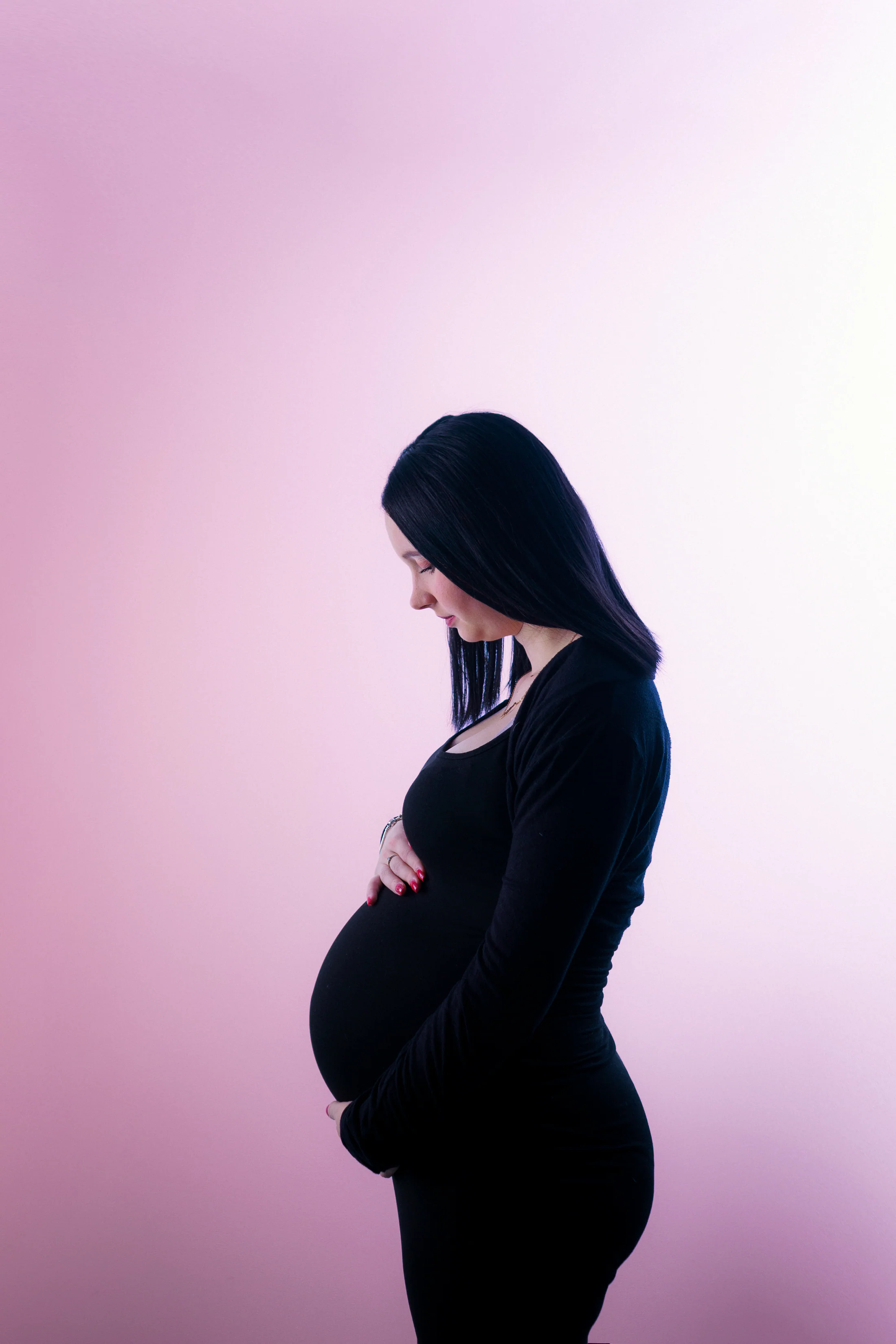Portrait studio grossesse de Chloé sur fond rose