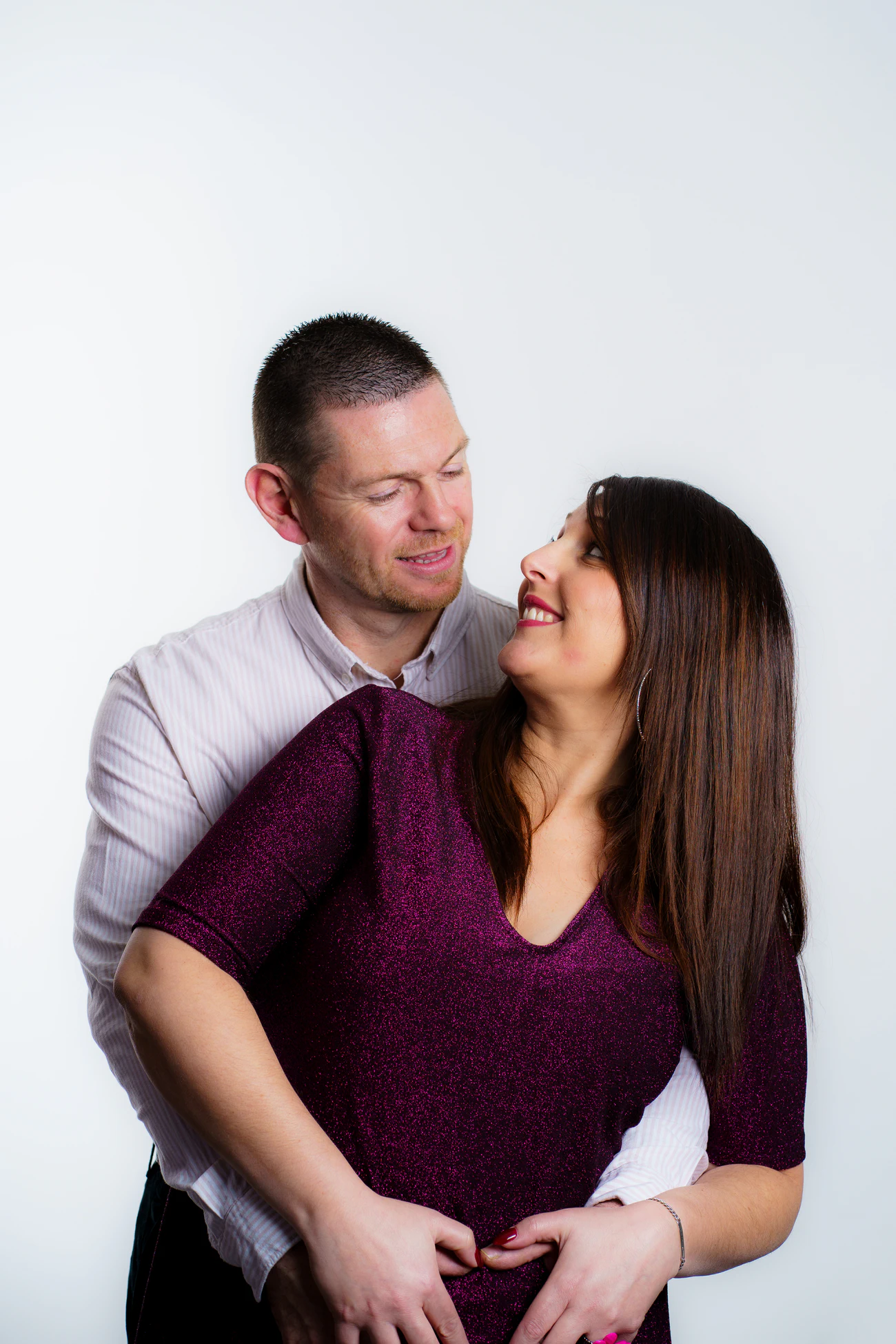 Portrait couple studio grossesse