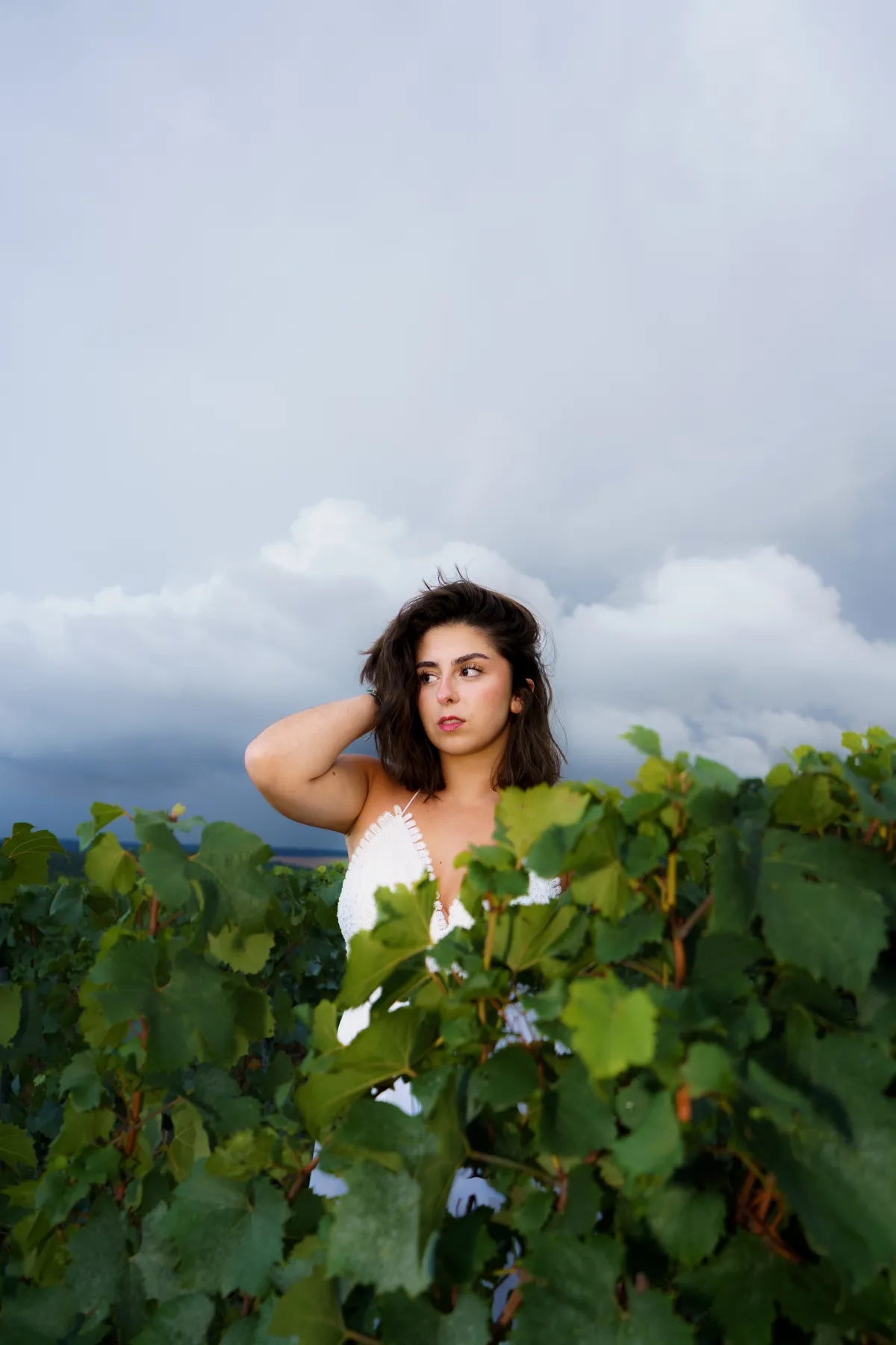 Jeune femme dans les vignes de Montgueux au coucher du soleil