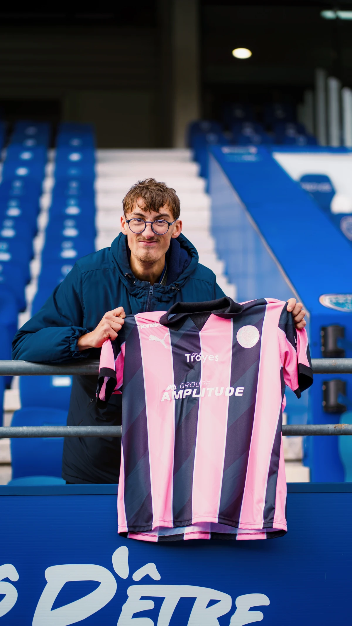 Supporter de l'ESTAC posant avec le nouveau maillot du club